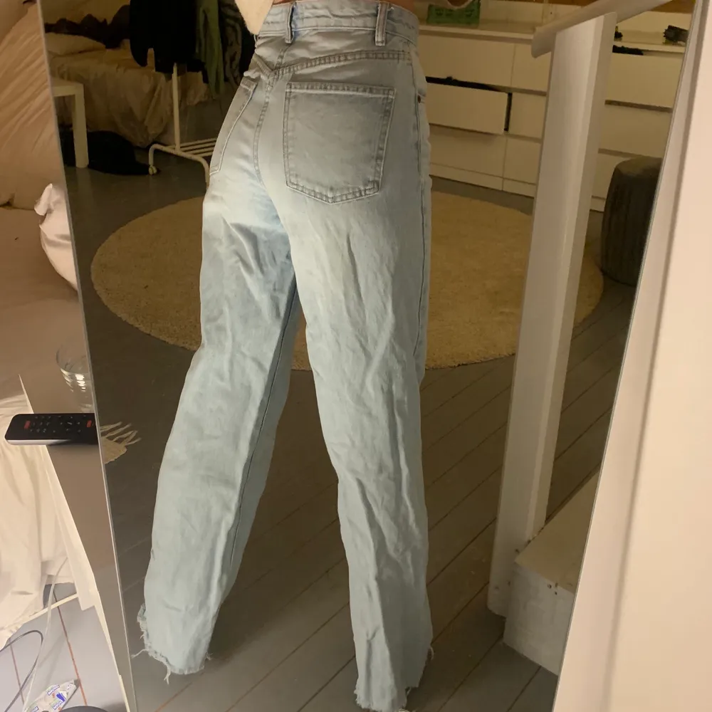 Säljer dessa snygga jeans från zara då de inte kommer till någon användning. Använda fåtal gånger. De är avklippta men ändå långa på mig som är 170 cm. . Jeans & Byxor.