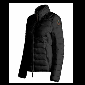 Parajumper jacka - Tunn dunjacka från Parajumpers. Färg: svart