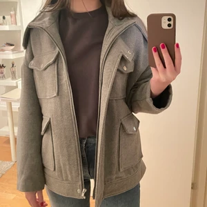 Jacka från Gina Tricot, storlek S💕 - Säljer denna jacka från Gina tricot, då den inte kommer till användning. Storlek S, pris från 175💓 Hör av er vid frågor🥰 Köparen står för frakten!