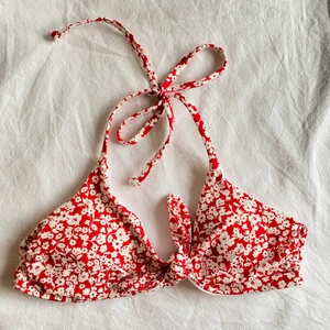 Bikiniöverdel  - Jättesöt bikiniöverdel från H&M. Använd 3-4 gånger så den är så gott som ny💕