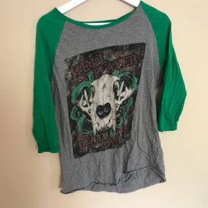 T-shirt med medellånga ärmar - Mysig snygg t-shirt! Skriv i DM eller kommentarerna ifall ni har några frågor. Frakten kollar jag upp om så önskas, pälsdjur finns i hemmet.