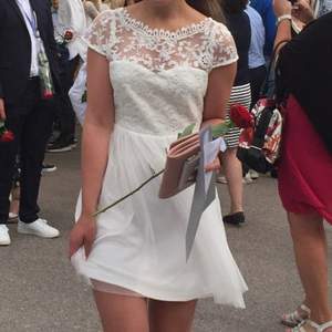 Superfin vit klänning som passar perfekt till skolavslutning/ student✨ Endast använd en gång på en skolavslutning. 250kr Elr bud☀️