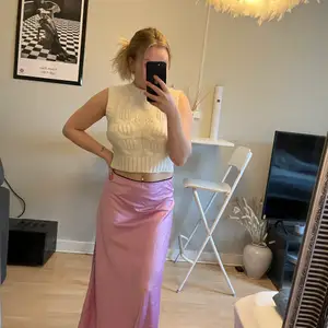 Rosa satin kjol från Zara i storlek S
