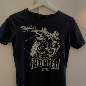 Tröja - Säljer en tröja från Gina tricot. Använd ca 6 gånger. Säljer för att den är för liten på mig. 