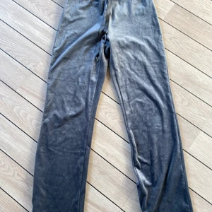 velourbyxor från Gina Tricot  - velourbyxor från Gina Tricot. Använda endast ett fåtal gånger.