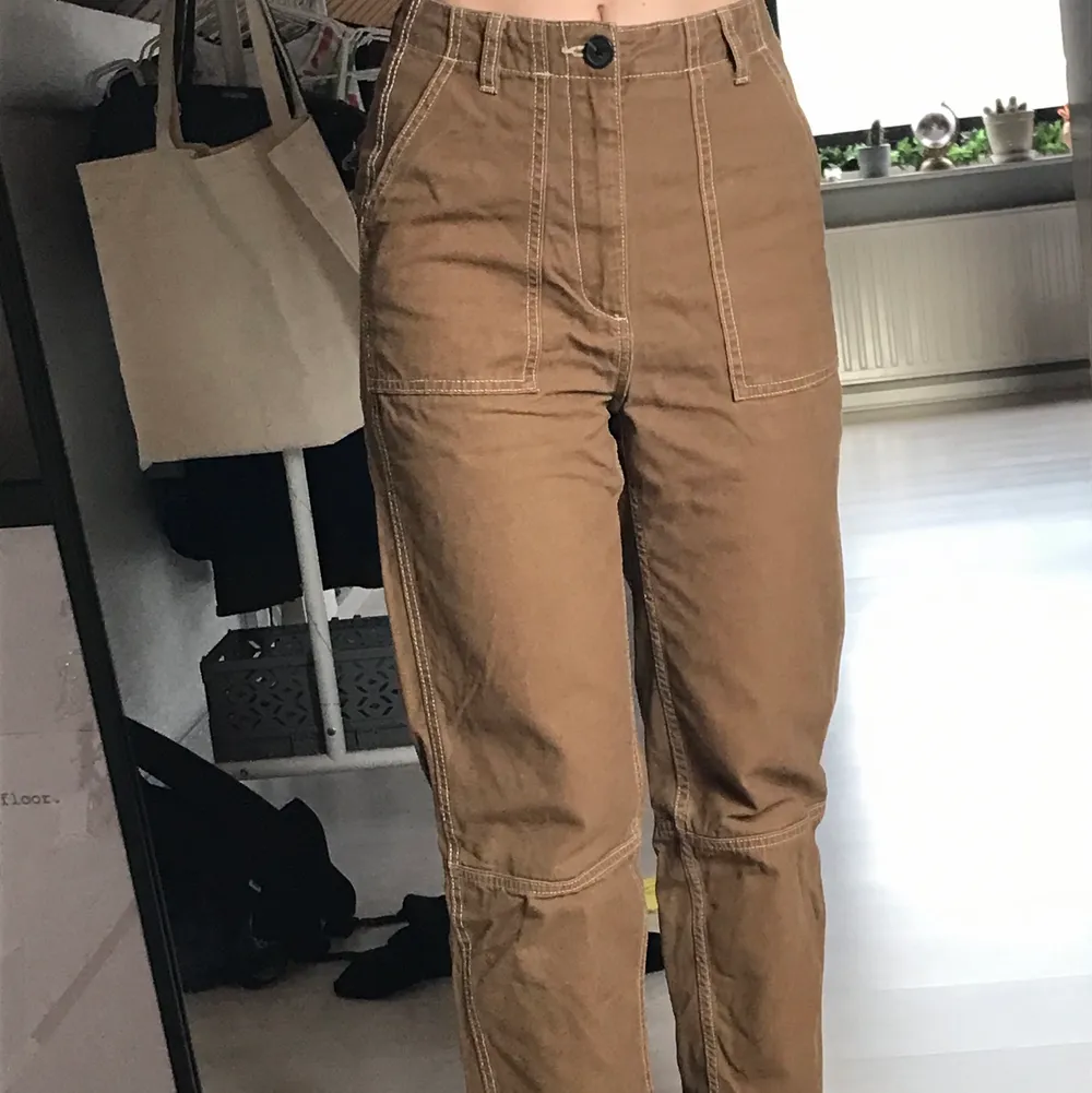 Ett par bruna jeans som sitter väldigt fint men som tyvärr inte kommer till användning. Farkut & Housut.