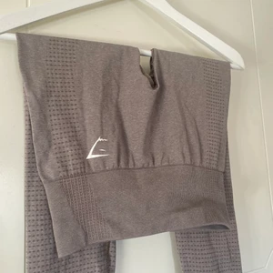 Träningsbyxor  - Säljer mina gymshark byxor då dom inte används, är 162 och dom passar perfekt. Använda några gånger och några trådar är lösa därav priset annars är dom som nya💗 (köparen står för frakten) 