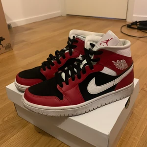 Air jordan 1 - säljer mina jordans som jag har använt fåtal gånger pågrund av att dom är för stora för mig. Köptes för 1500kr från Foot locker. Skriv privat för frågor!💓  budet ligger på 950kr 