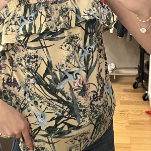 Fin ”blus” - En helt ny tröja som jag säljer pågrund av att den bara ligger i garderoben. Den är ifrån name it och är barnstorlek 146/152 men är väldigt stor i storleken så skulle säga XS. 