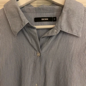 Skjorta - Randig skjorta från bikbok, nästintill aldrig använd😊 