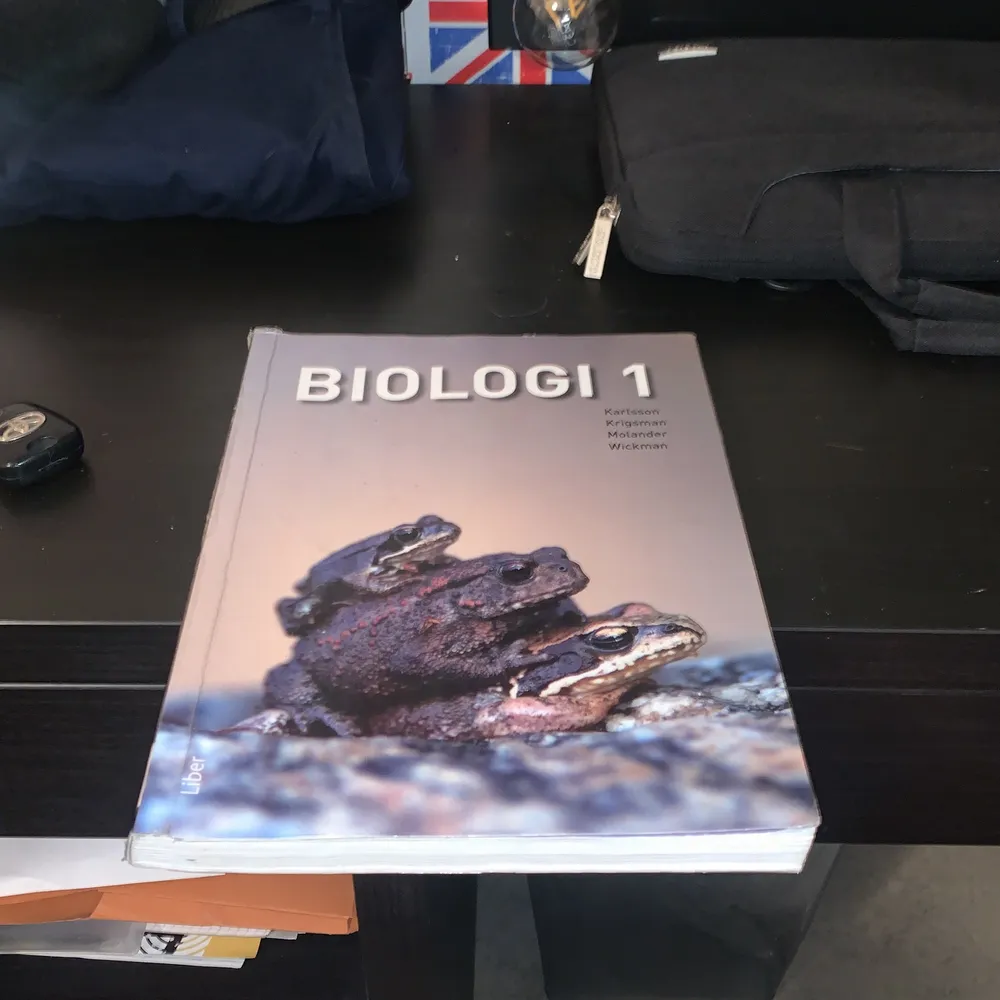 Säljer min Biologi 1 bok, då den inte längre behövs. Bra skick, 200kr. Böcker.