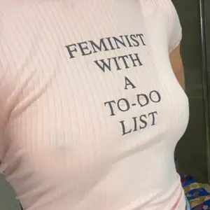 Selger min pent brukte STATMENT T-skjorte :)  «feminist with a to do list». Girlpower ! Feminisme Brukes dessverre for lite, ny tilstand Farge: baby Rosa / Svart  Str. Xs-s  Materielle : strechy, tettsittende