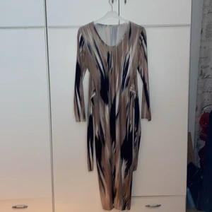 KLÄNNING CURVYYY - KLÄNNING ANVÄND 3 GÅNGER storlek L STRECH OCH MED SNÖRE SOM FRAM HÄVER KURVOR. 