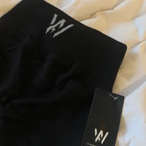 Träningstights - Säljer ett par jättefina träningsleggings som jag tyvärr inte har använt för att dom var för små. Men helt oanvända med prislapp kvar💗