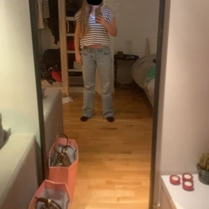 Randig T-shirt  - Super fin randig T-shirt från Zara som jag köpte under hösten 2021. Använd ett fåtal gånger men inga defekter! Jag köpte den för 119kr! Priset kan diskuteras!💝