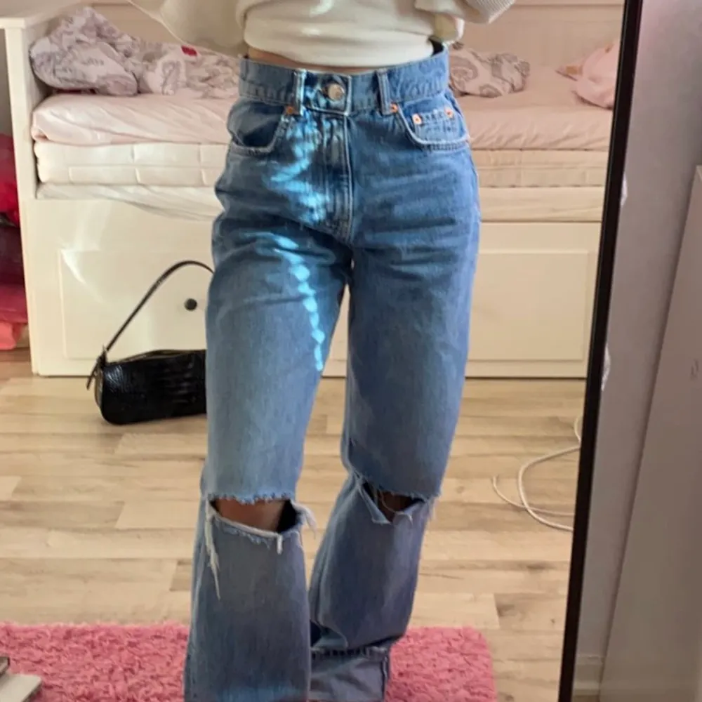 Mina superfina 90s highwaist jeans från Ginatricot. Säljer då de är för stora för mig och använda 2 gånger. Pris kan diskuteras men nypriset var 700 kr och de är i väldigt fint skick. Kund står för frakt💙💙. Jeans & Byxor.