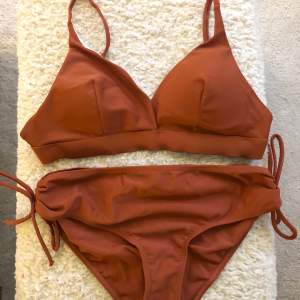 Rödbrun bikini i storlek S. Har knytfunktion på underdelen som går att justera, och även banden på bikinitoppen är justerbara. Aldrig använd :)