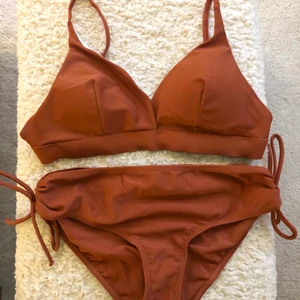 Bikini rödbrun - Rödbrun bikini i storlek S. Har knytfunktion på underdelen som går att justera, och även banden på bikinitoppen är justerbara. Aldrig använd :)