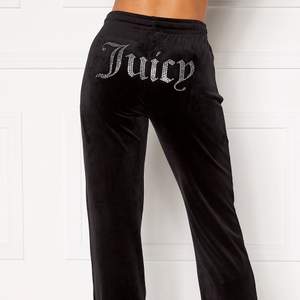 Säljer dessa Juicy byxor för dem kommer ej till användning längre och har ruttnat i en garderob! Dem är i ny skick.