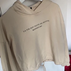 Hoodie från Gina - Beige hoodie som knyts i midjan från Gina Tricot. Storlek M