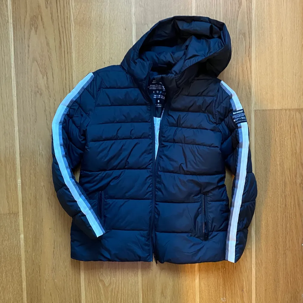 Selling this barely worn puffer from an eco friendly brand Ecoalf. Warmer, runs slightly smaller, feeling restricted in shoulders so I am passing to someone with smaller frame. Very lightweight, warm, color lighter black with details on arms. Measurements: shoulders 40cm, chest 52cm, length 64cm. . Jackor.