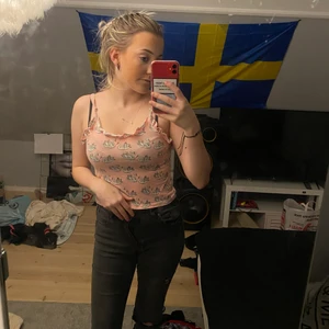 Pyjamaslinne från BikBok - Rosa pyjamaslinne med svanar på från BikBok i bra skick. Jag använt det ca 3 gånger