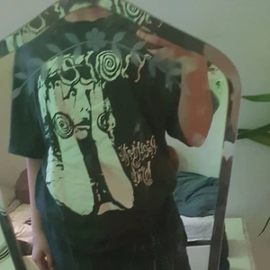 Hole t shirt  - Säljer denna super fina t shirten med bandet  "hole", aldrig andvänd och super bra kvalité