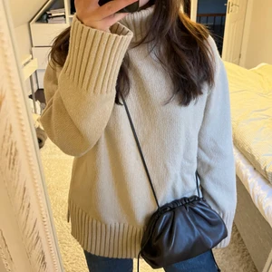 Beige polotröja, Hm - Beige stickad polotröja från HM, Strl XS. Säljer pga att jag har så många stickade tröjor