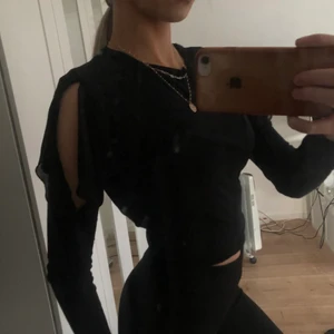Tröja från zara - Gullig långärmad topp från zara med detaljer vid axlarna samt volanger, använd fåtal gånger.