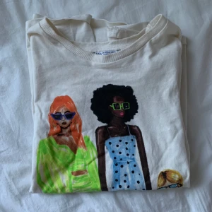T-shirt med tryck - Knappt använd t-shirt från Zara i storlek M. Frakt tillkommer ❤️