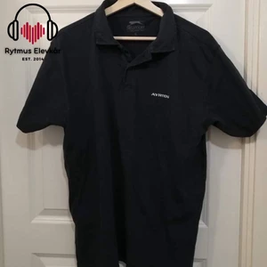 Svart t-shirt med krage - Svart t-shirt med krage i strl XL. Säljs av Rytmus Stockholms Elevkår, alla kläder som säljs har skänkts utav elever på Rytmus och de pengar som samlas in från klädinsamlingen ges oavkortat till WWF. Ta chansen och köp fina kläder second hand och bidra på samma gång till att bevara miljön!