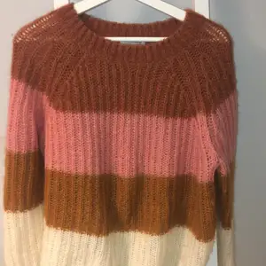Stickad tröja från & Other Stories, i brun, rosa och vit randig. Köpt 2019 men har bara legat och samlat damm längst in i garderoben. Har bara testat den 1 gång, den är väldigt varm. Lite stickig så kan behöva ha ett linne under. Nypris är 600kr
