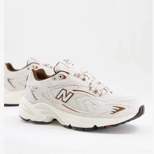 New balance 725 cookie  - INTRESSEKOLL!!! Dessa svinsnygga sneakers som inte finns att köpa någonstans längre (fick själv kämpa för dom, lyckades köpa i 2 olika storlekar). Skitsnygga bruna detaljer och modellen har en riktig retro vibe🤌🏼🤌🏼 Dom är helt nya endast testade.