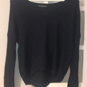 Brandy Melville - stickad tröja ons size - Marinblå stickad tröja från Brandy Melville, använd 2 gånger. Väldigt skönt material och sticks inte ett dugg. V-ringad och ganska kort & bred i modellen. 