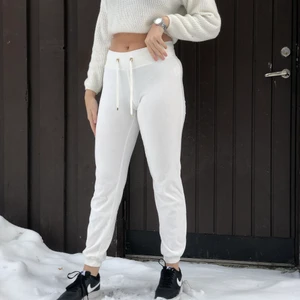 Vita mjukisbyxor - Du hittar mer information på vår Instagram @Uniwear_uf💕 ( svarar både här och på dm )