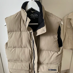 riktigt snygg beige väst - beige väst från märket wildriver i storlek 164 men skulle säga en s. aldrig använd av mig men väldigt gammal, men fortfarande i bra skick o inga märken eller annat. hör av er vid intresse ❤️