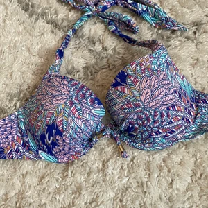 Bikinitopp  - Fin bikinitopp i jättehärliga färger. Endast testad. Storlek 75B. Knäppe i rycken och knytband i nacken. Köpare står för frakt som är 45kr