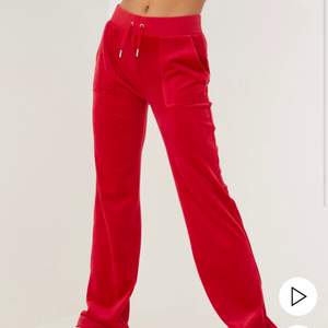 Intressekoll på mina supersnygga röda juicy couture byxor använd några gånger men är som nya, Inge defekter på dom skicka dm för fler bilder eller om du är intresserad att köpa dom:)