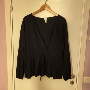 HM+ blus - Blus med snöre i stl 2XL från HM+. Går att bestämma hur tight tröjan ska vara runt midjan med snöret. 
