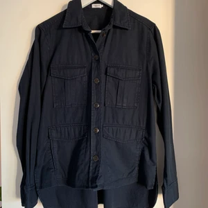 Filippa K skjortjacka  - Mörkblå skjortjacka från Filippa K, storlek Medium. Mycket bra skick! Perfekt som jacka under sommaren, eller vanlig tjockare skjorta🌟