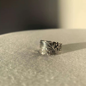 Ring ”Hilja” - Här är vår ring Hilja! ❤️                                                                Storlek: 17.5 , 18 och 18.5                                                       Material: Nysilver