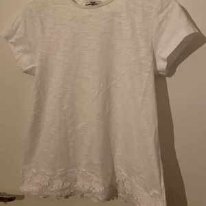 Vit t-shirt med spets från Kapphal  - Storlek 170, jätte fint skick!