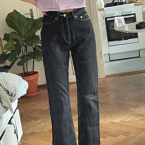 Weekday Row jeans - Jeans Weekday Row, storlek 26/30 säljes då dom är för stora för mig! Använda men i gott skick. 