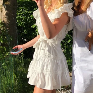 Studentklänning - Säljer min studentklänning! Så fin med spetsdetaljer och volanger. Köpt på Asos 2020, finns inte att köpa längre. Storlek 36✨ jag är 165cm lång! Köparen står för frakt 💗 bud på 300