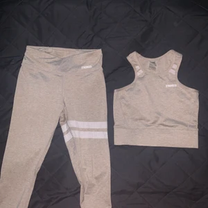 Tränings sett från stronger   - Beigt tränings sett från stronger som jag aldrig använt pga att modellen varit liten för mig. Storlek S men passar xs också. Köpta för 1000kr(byxorna 600, toppen 400) men säljer för 430kr. Skriv privat för att köpa enskilt plagg, pris kan diskuteras❤️