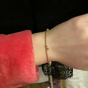Armband - Säljer detta jättesöta armband🥰 aldrig använt! Justerbart💕