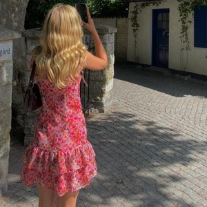 Klänning - En super fin sommar klänning från NAKD, rosa med blommor. Med volanger. Helt underbar! Kontakta vid intresse eller frågor! Super fint skick!