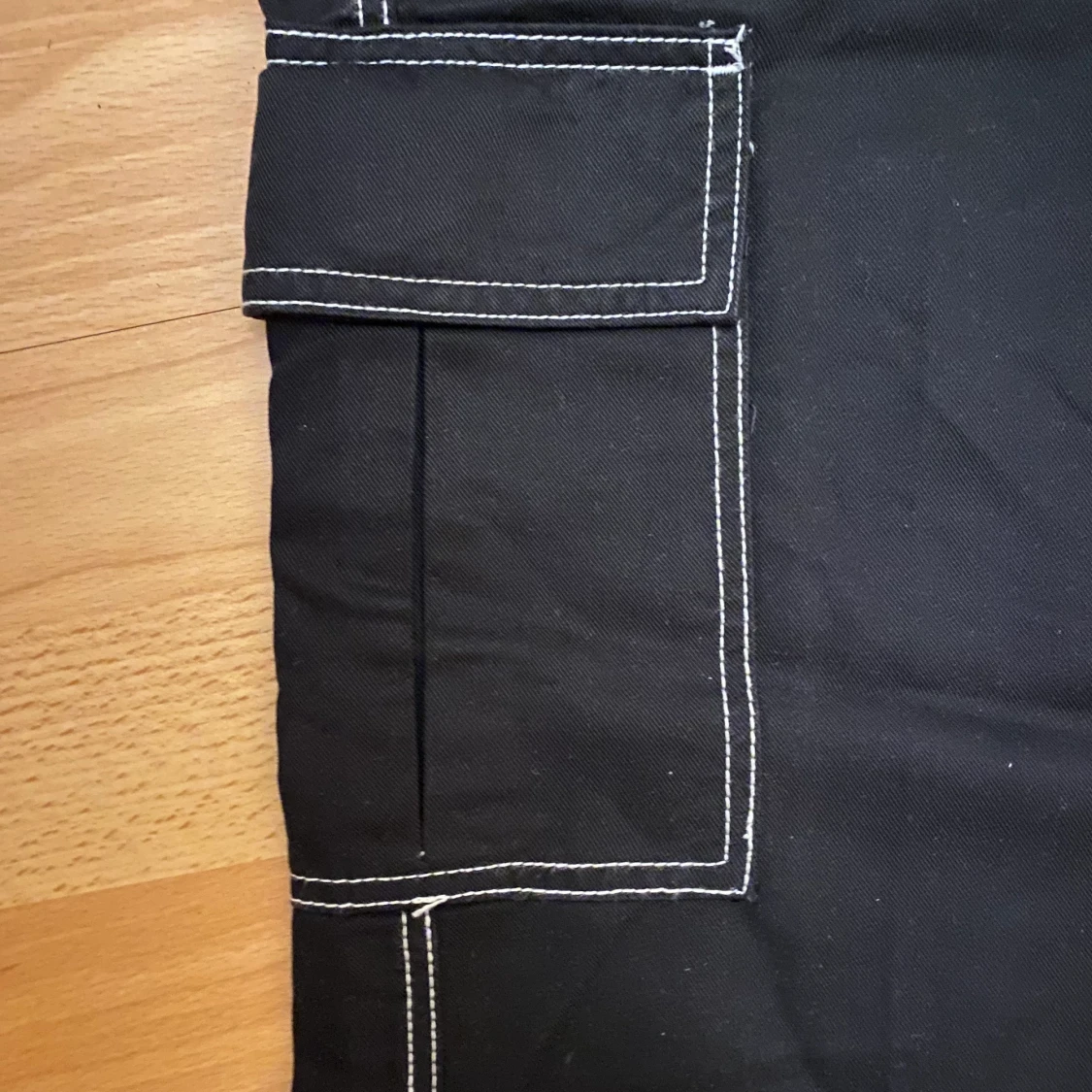 Svarta byxor med detaljer av vita sömmar - 91