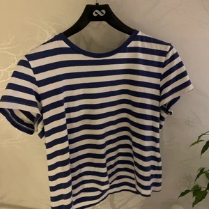 Mörkblå randig t shirt från zara - Säljer då jag ej behöver den längre 🥰inga defekter 