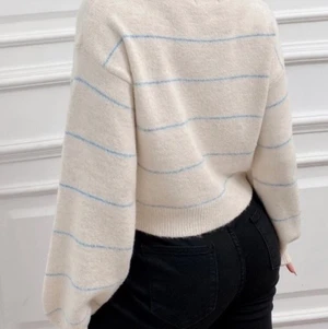 Randig tröja - Säljer denna fina och mjuka randiga tröja som tyvärr inte kommit till användning. Jätte bra material. Precis köpt. Endast testad.Storlek M men skulle säga att den passar XS-M då den är väldigt töjbar, så formar sig lite efter kroppen. Köp direkt för 150 inkl spårbar frakt